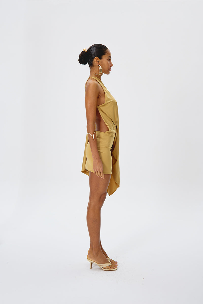 SAUDADE IN GOLD IN DRESS