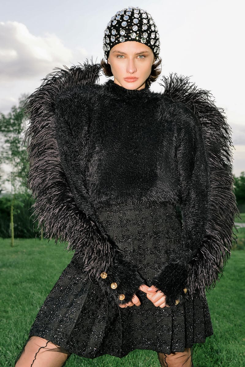 FEATHERED SHOULDER BLACK SWEATER