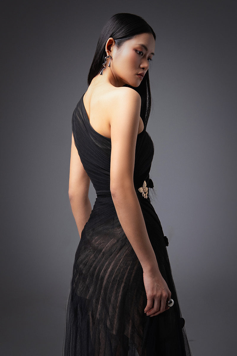 CULT MIA X HAPPY CLOTHING MAKENNA A-LINE ORGANZA MAXI DRESS IN BLACK