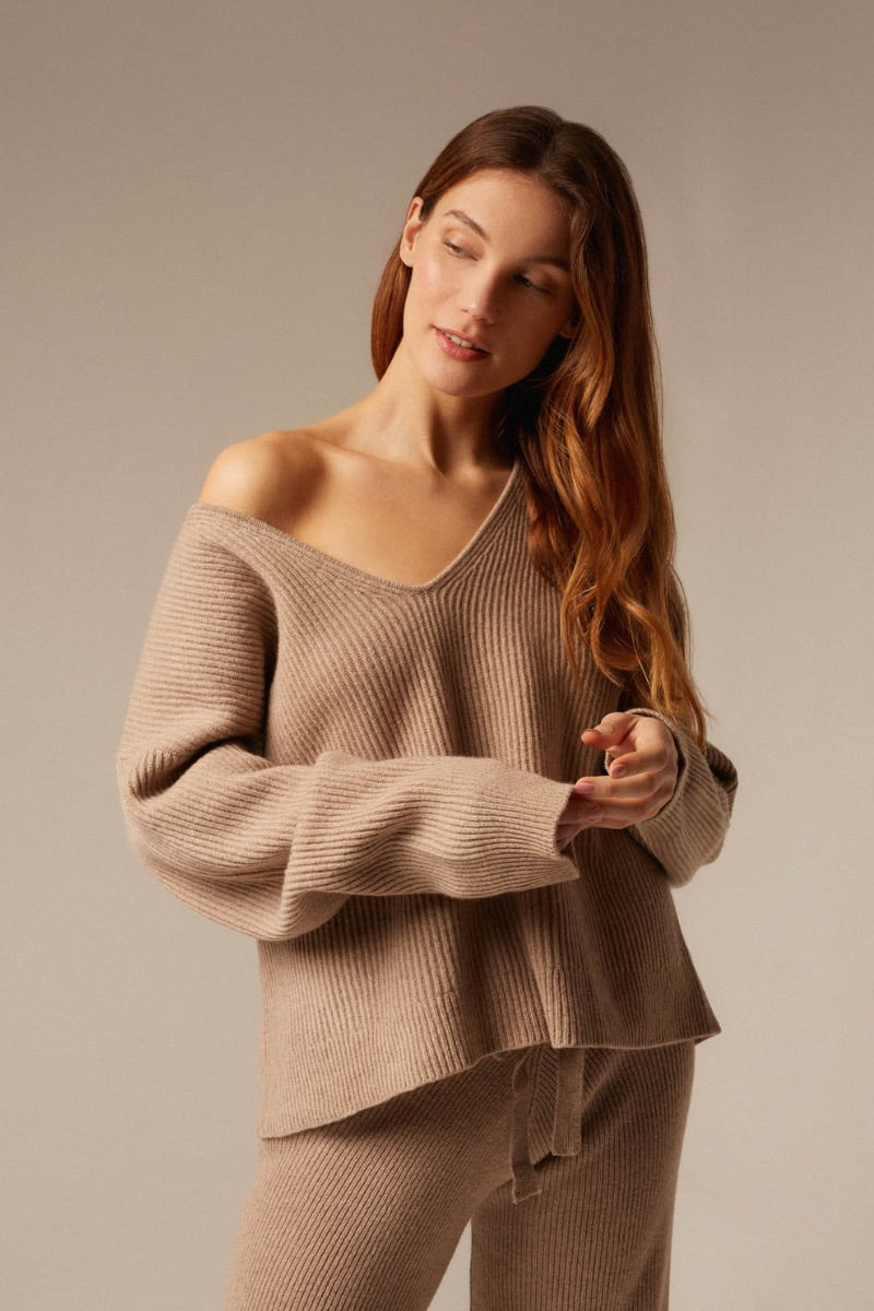 STELLA V-NECK SWEATER IN SAND