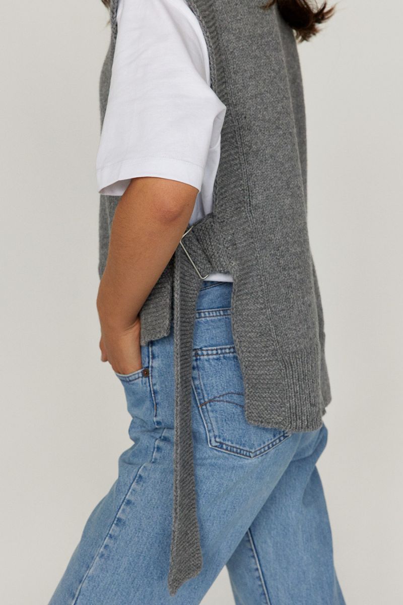 KALVOS VEST IN DOVEY GRAY