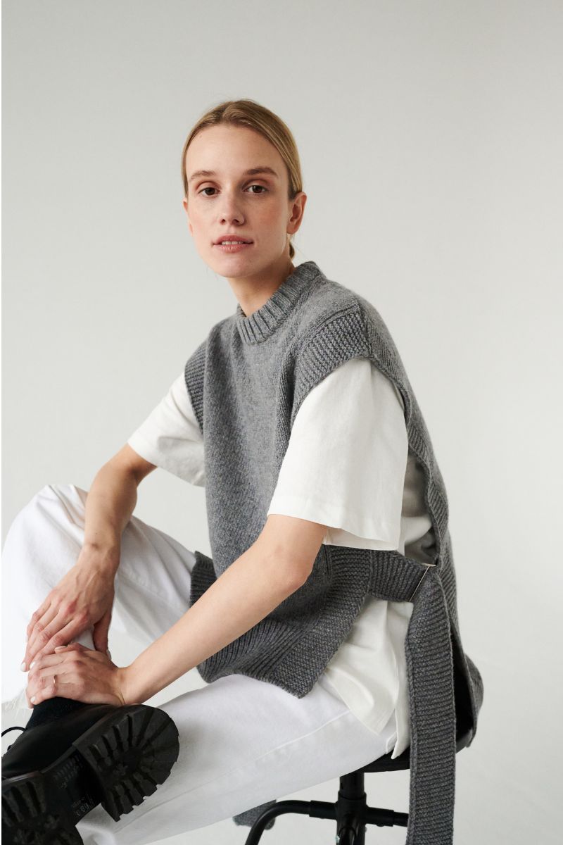 KALVOS VEST IN DOVEY GRAY