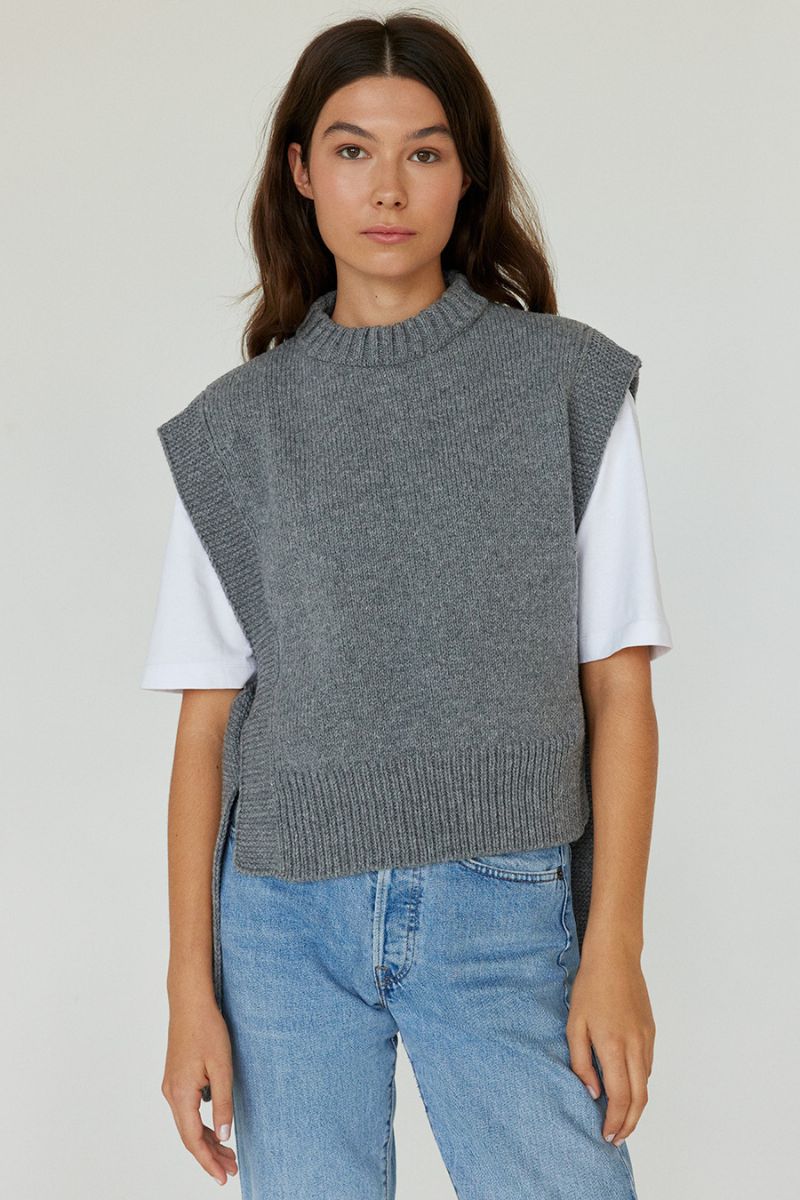 KALVOS VEST IN DOVEY GRAY