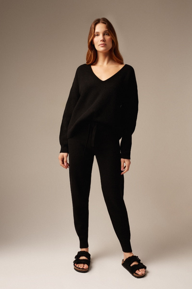 STELLA V-NECK SWEATER IN BLACK