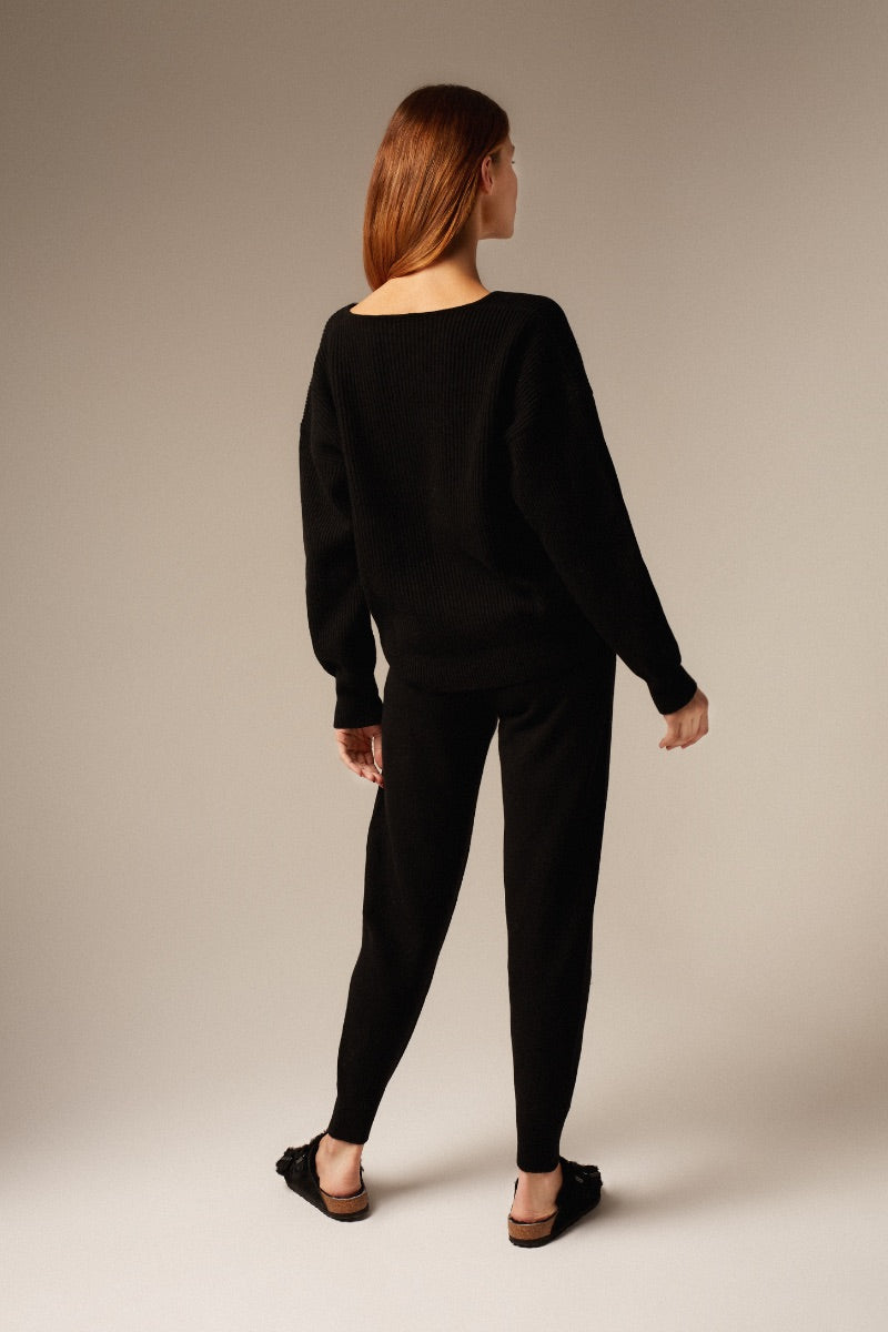 STELLA V-NECK SWEATER IN BLACK