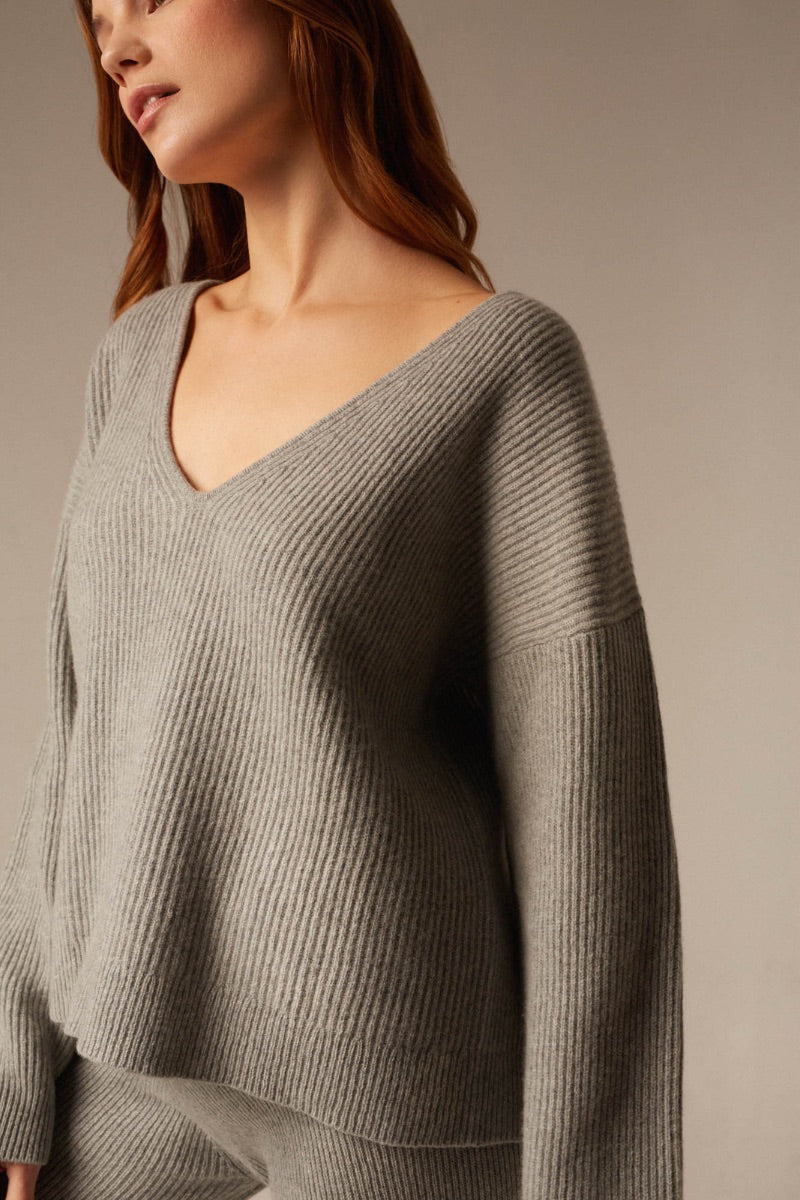STELLA V-NECK SWEATER IN GRAY