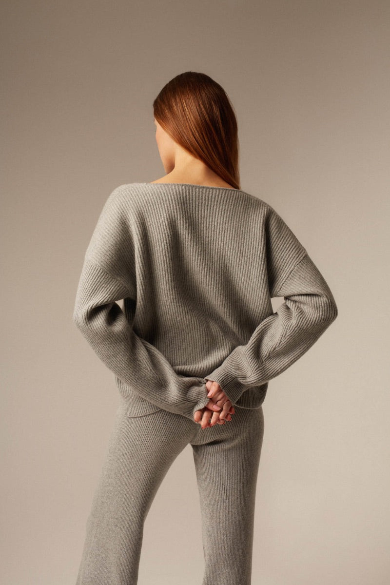 STELLA V-NECK SWEATER IN GRAY