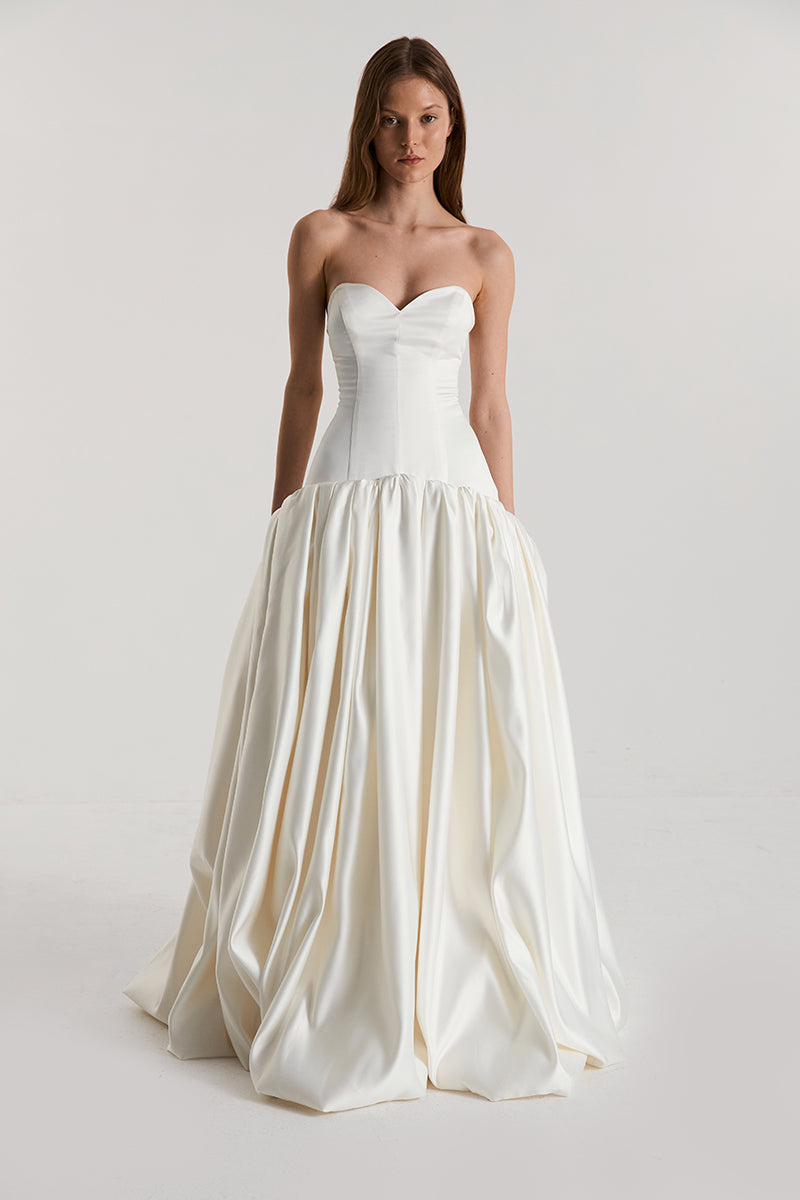 FIGURE DRESS SATIN IN OFF-WHITE