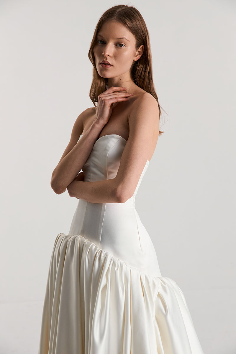 FIGURE DRESS SATIN IN OFF-WHITE